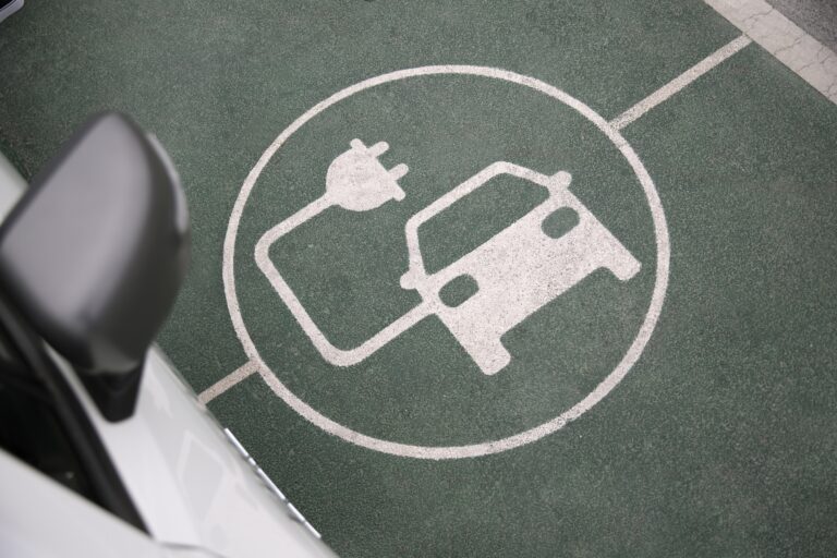 Lee más sobre el artículo ¿TE CONVIENE REALMENTE UN AUTO ELÉCTRICO? LO QUE EVALUAR ANTES DE CAMBIAR EL AUTO ESTE AÑO