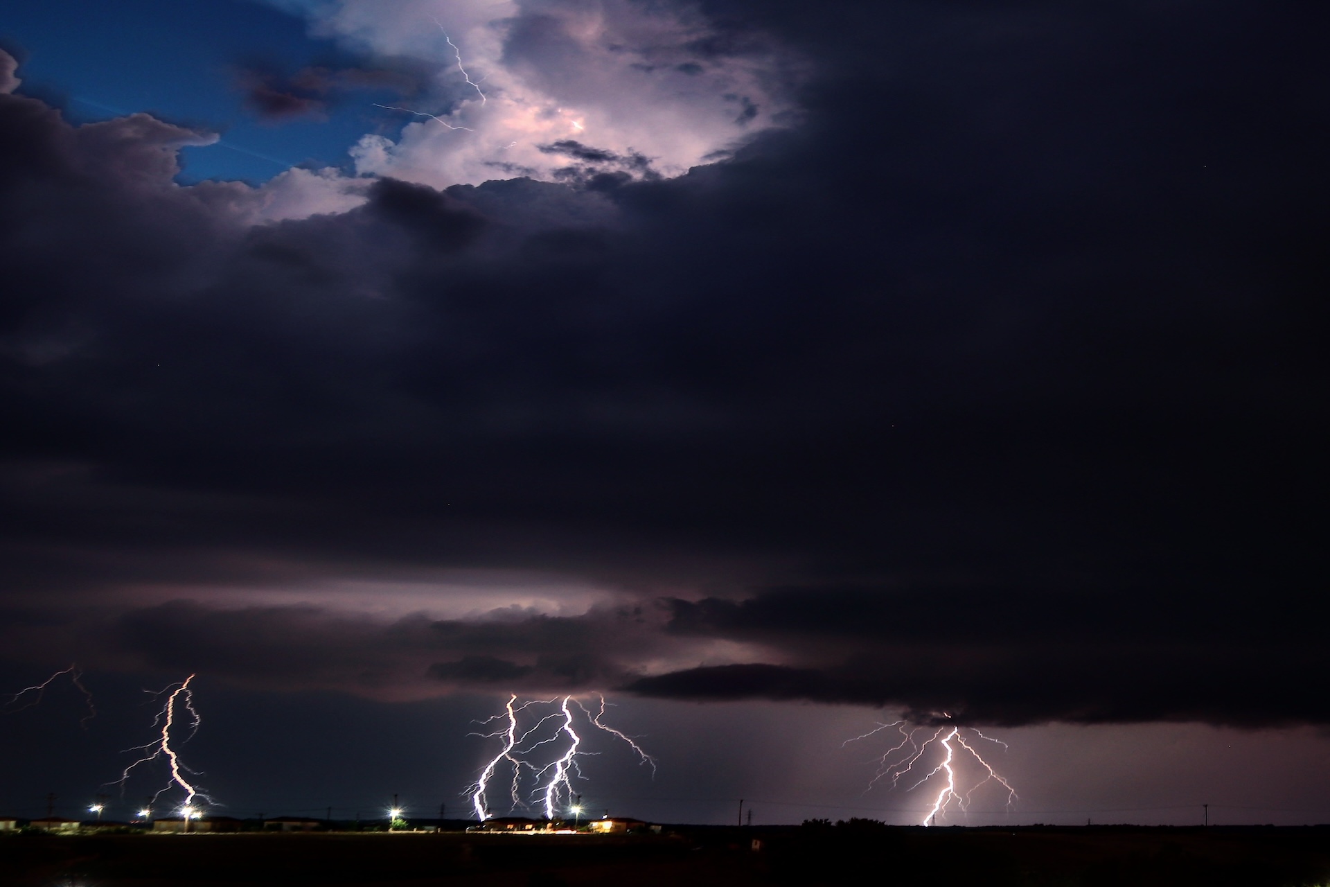 Lee más sobre el artículo 🌧️ CÓMO PROTEGER TU HOGAR ANTE EVENTOS CLIMÁTICOS EXTREMOS